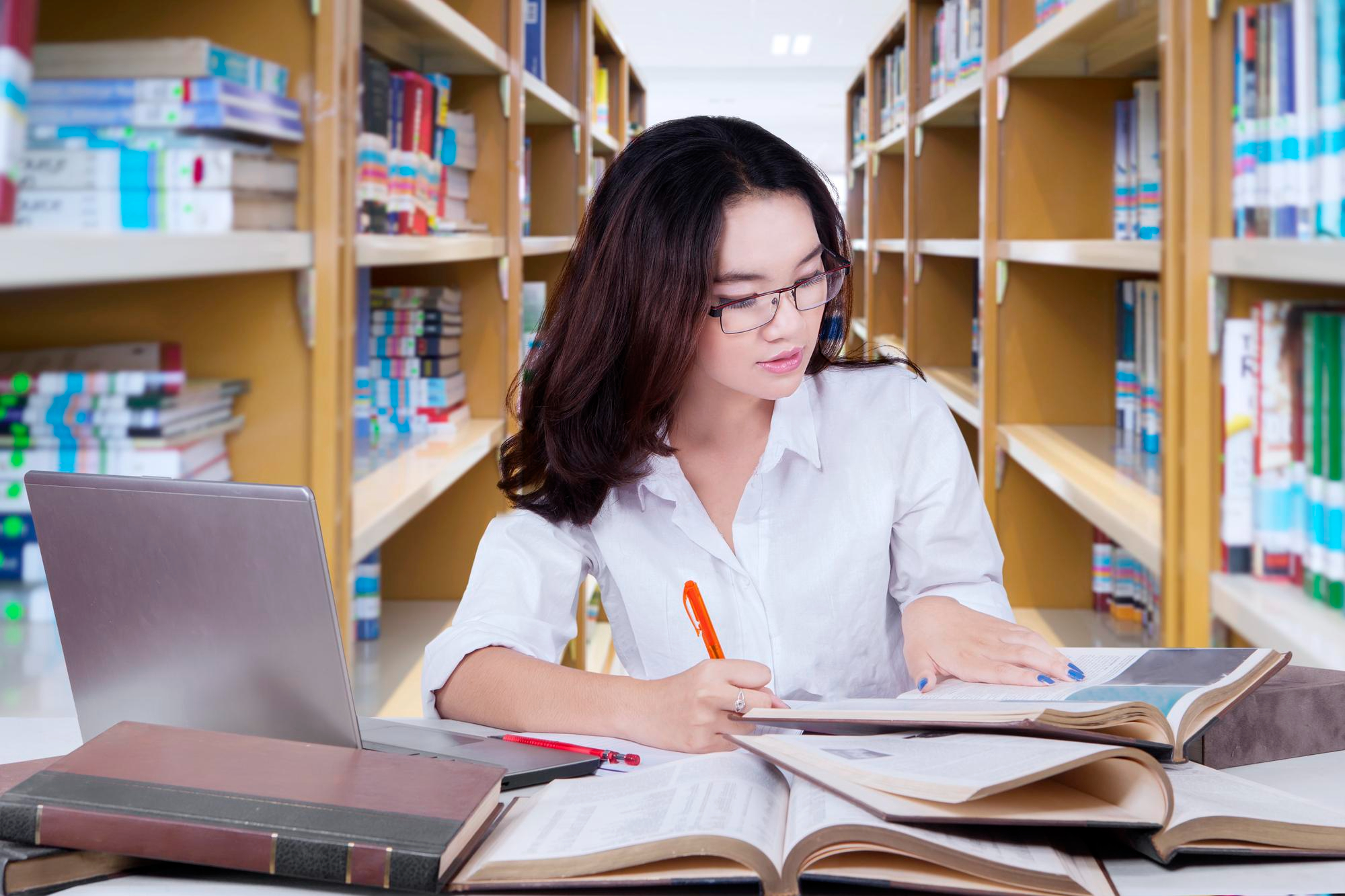 Panduan Lengkap Skripsi Kualitatif: Contoh, Perbedaan dengan Kuantitatif, dan Tips Penyusunannya